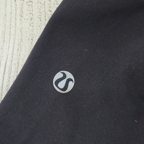 Lululemon Crop Size 4 - Picture 6 of 8